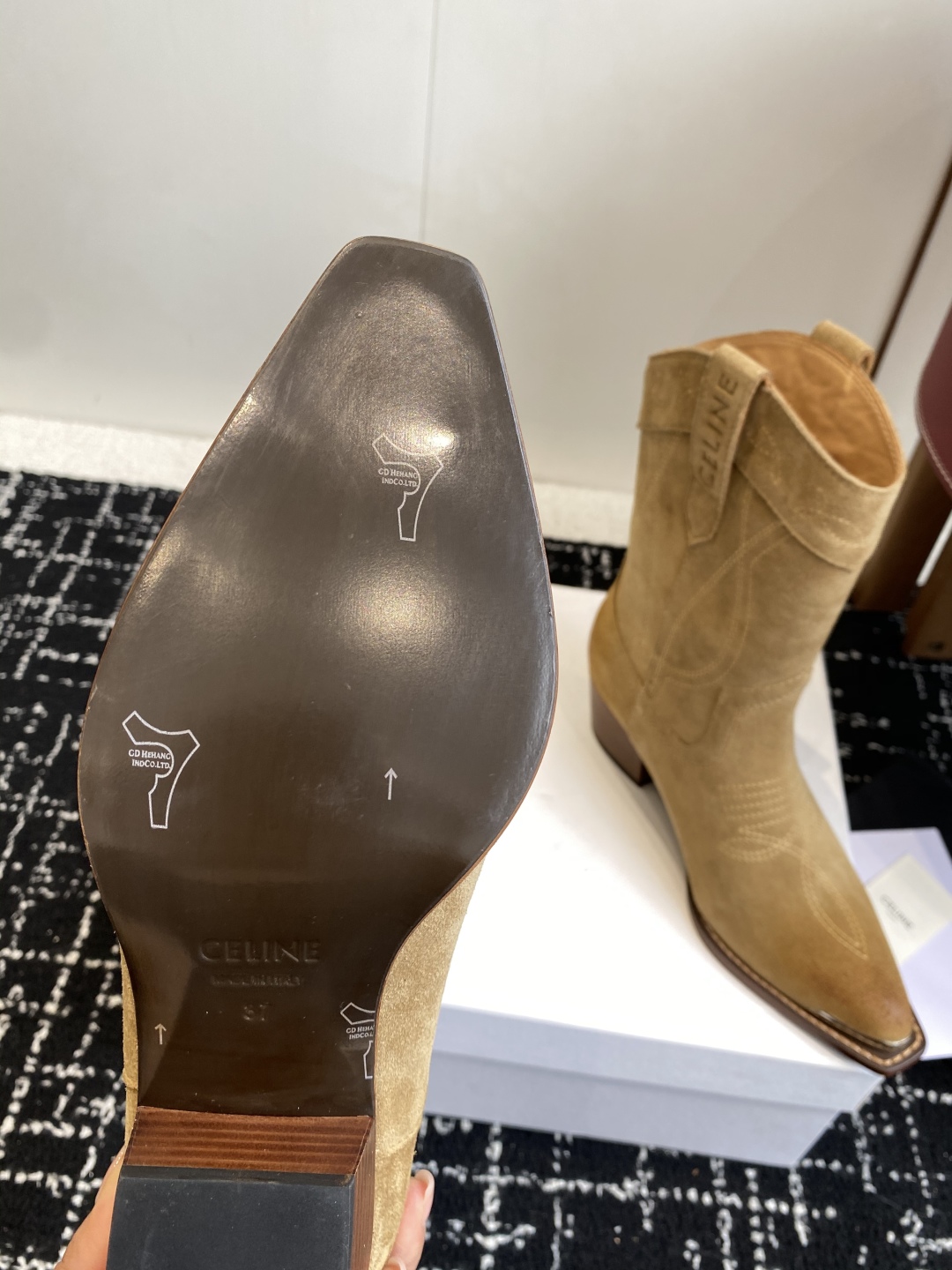 代购级
Celine 赛琳 25ss秋冬新品 复古粗跟 切尔西 尖头 铁扣短靴 

塞琳这一季好看的款式