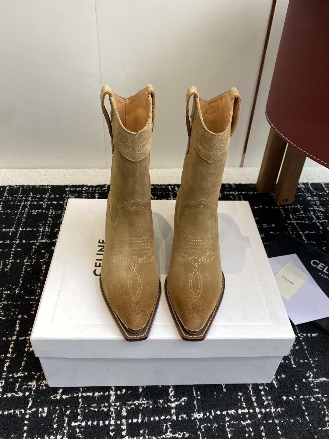 代购级
Celine 赛琳 25ss秋冬新品 复古粗跟 切尔西 尖头 铁扣短靴 

塞琳这一季好看的款式