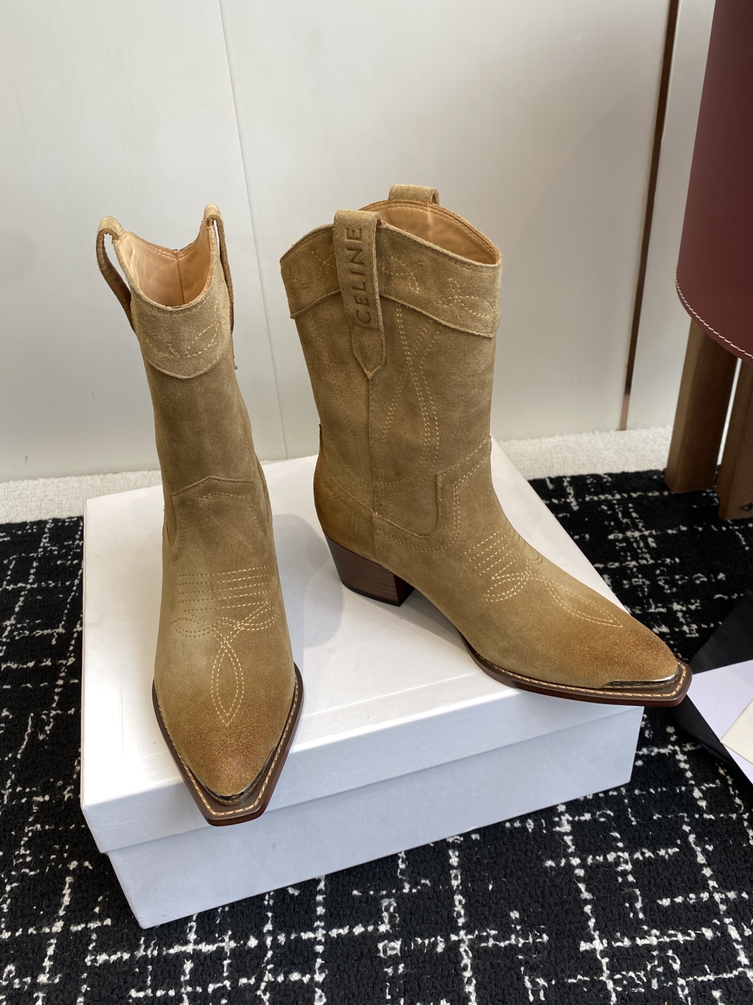 代购级
Celine 赛琳 25ss秋冬新品 复古粗跟 切尔西 尖头 铁扣短靴 

塞琳这一季好看的款式