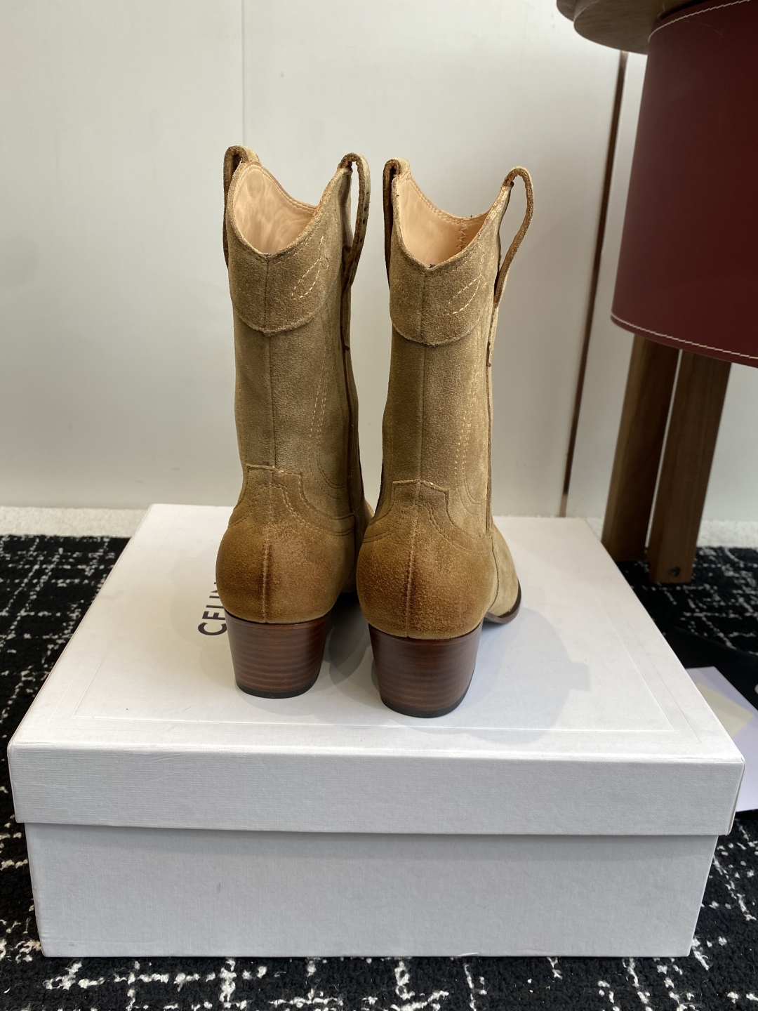 代购级
Celine 赛琳 25ss秋冬新品 复古粗跟 切尔西 尖头 铁扣短靴 

塞琳这一季好看的款式