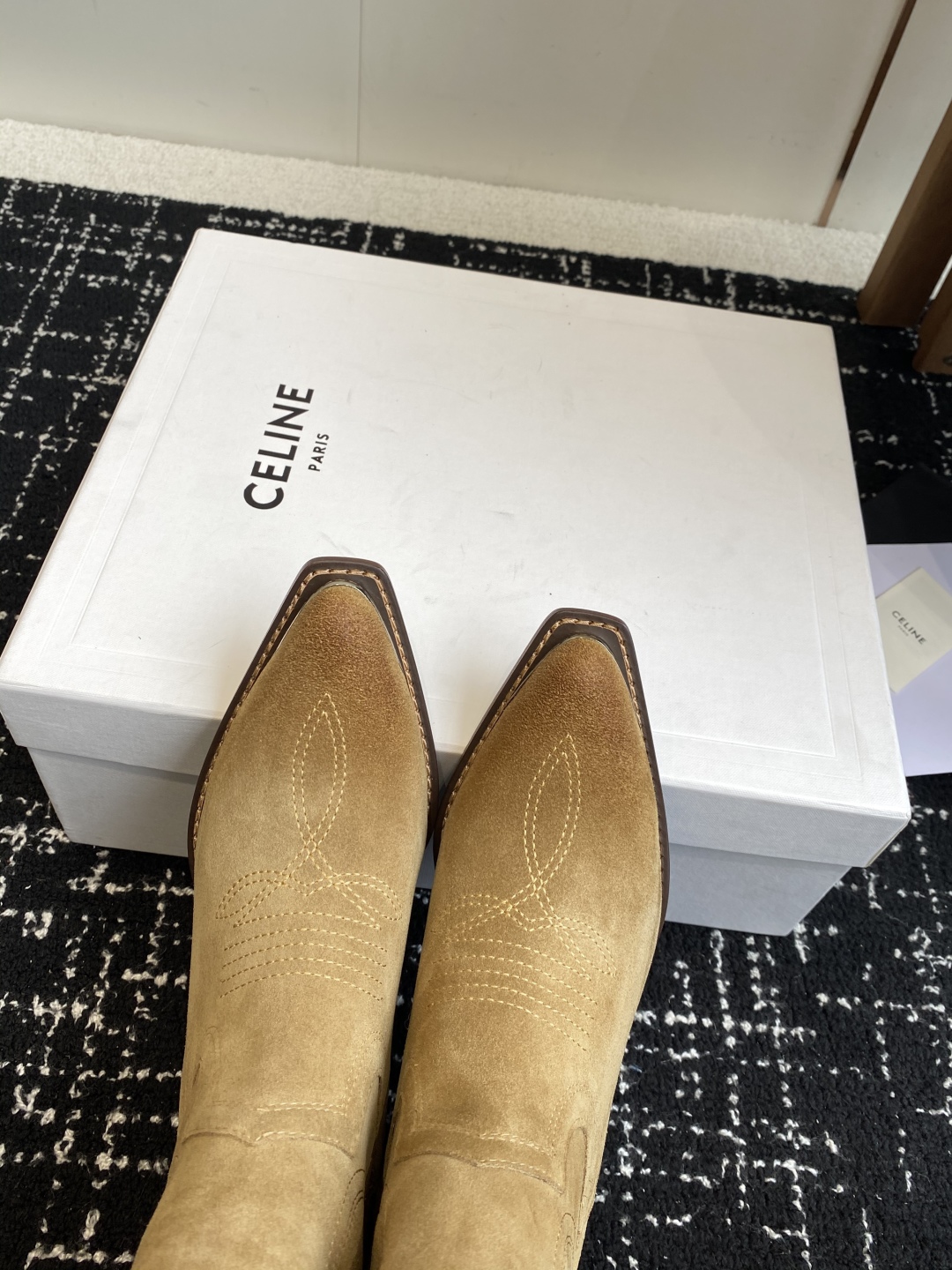 代购级
Celine 赛琳 25ss秋冬新品 复古粗跟 切尔西 尖头 铁扣短靴 

塞琳这一季好看的款式
