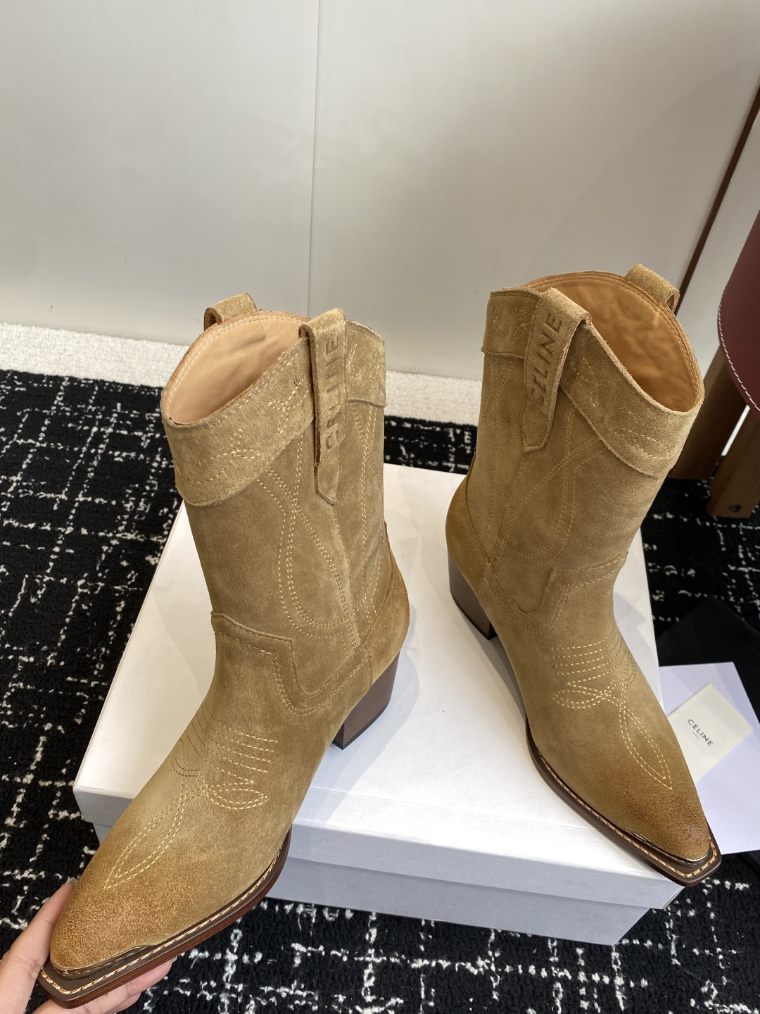 代购级
Celine 赛琳 25ss秋冬新品 复古粗跟 切尔西 尖头 铁扣短靴 

塞琳这一季好看的款式