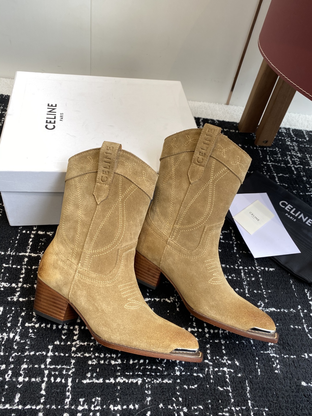 代购级
Celine 赛琳 25ss秋冬新品 复古粗跟 切尔西 尖头 铁扣短靴 

塞琳这一季好看的款式