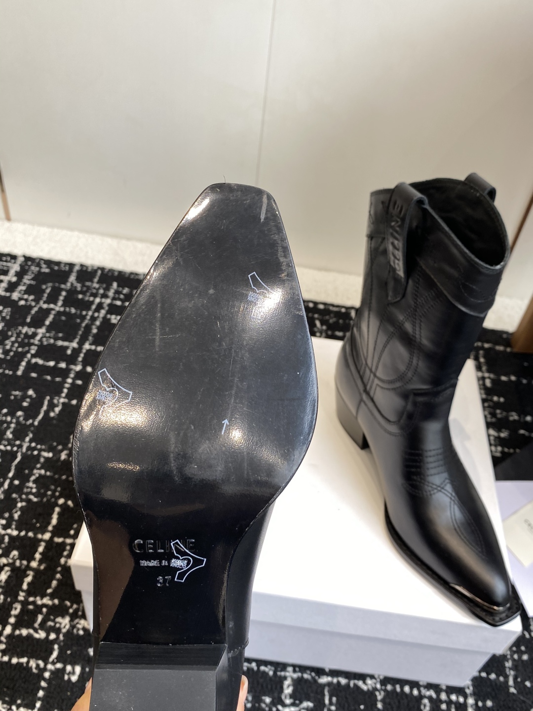 代购级
Celine 赛琳 25ss秋冬新品 复古粗跟 切尔西 尖头 铁扣短靴 

塞琳这一季好看的款式