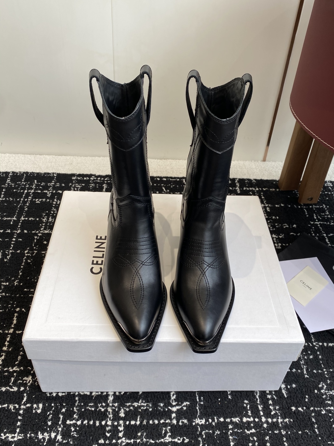 代购级
Celine 赛琳 25ss秋冬新品 复古粗跟 切尔西 尖头 铁扣短靴 

塞琳这一季好看的款式