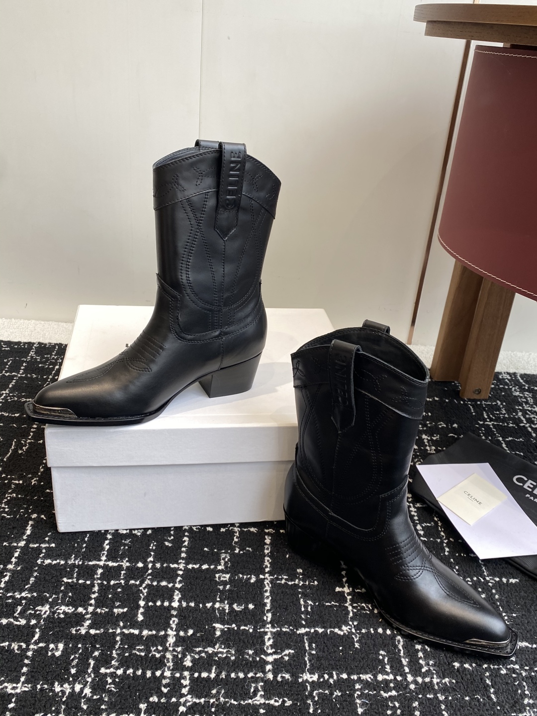 代购级
Celine 赛琳 25ss秋冬新品 复古粗跟 切尔西 尖头 铁扣短靴 

塞琳这一季好看的款式