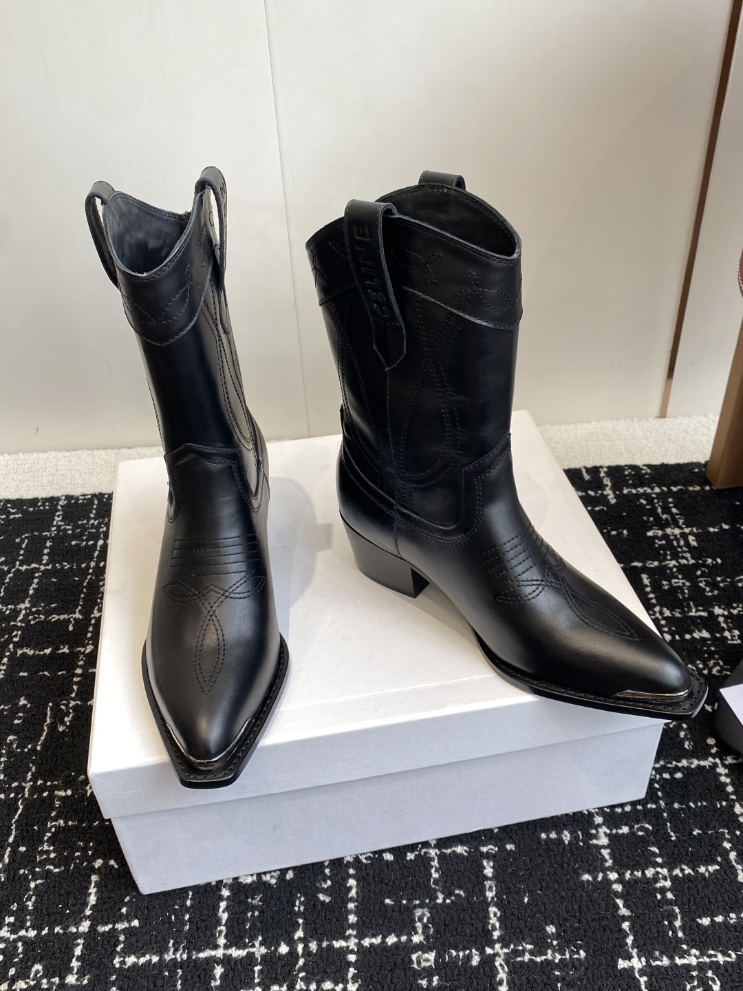 代购级
Celine 赛琳 25ss秋冬新品 复古粗跟 切尔西 尖头 铁扣短靴 

塞琳这一季好看的款式