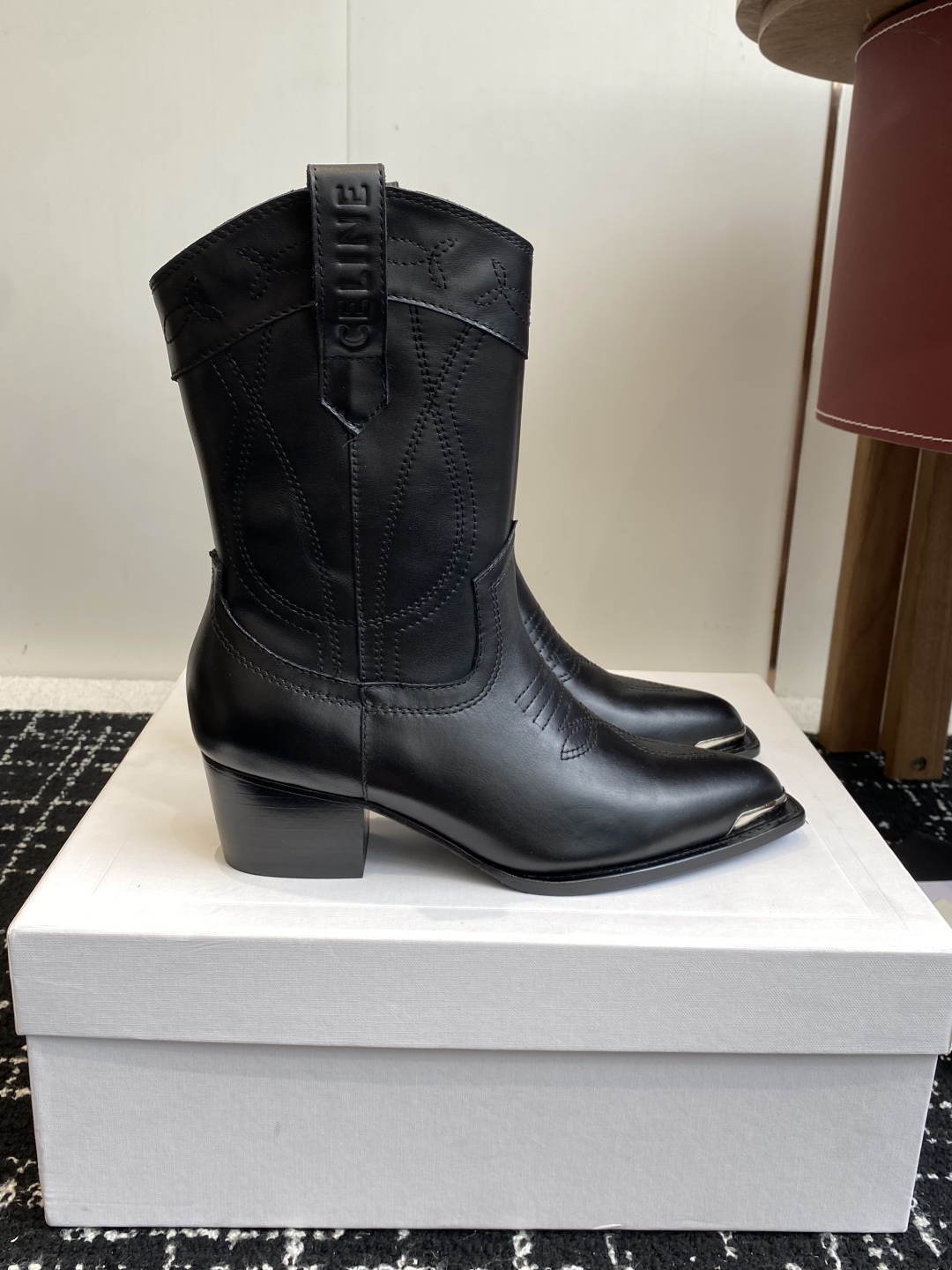 代购级
Celine 赛琳 25ss秋冬新品 复古粗跟 切尔西 尖头 铁扣短靴 

塞琳这一季好看的款式