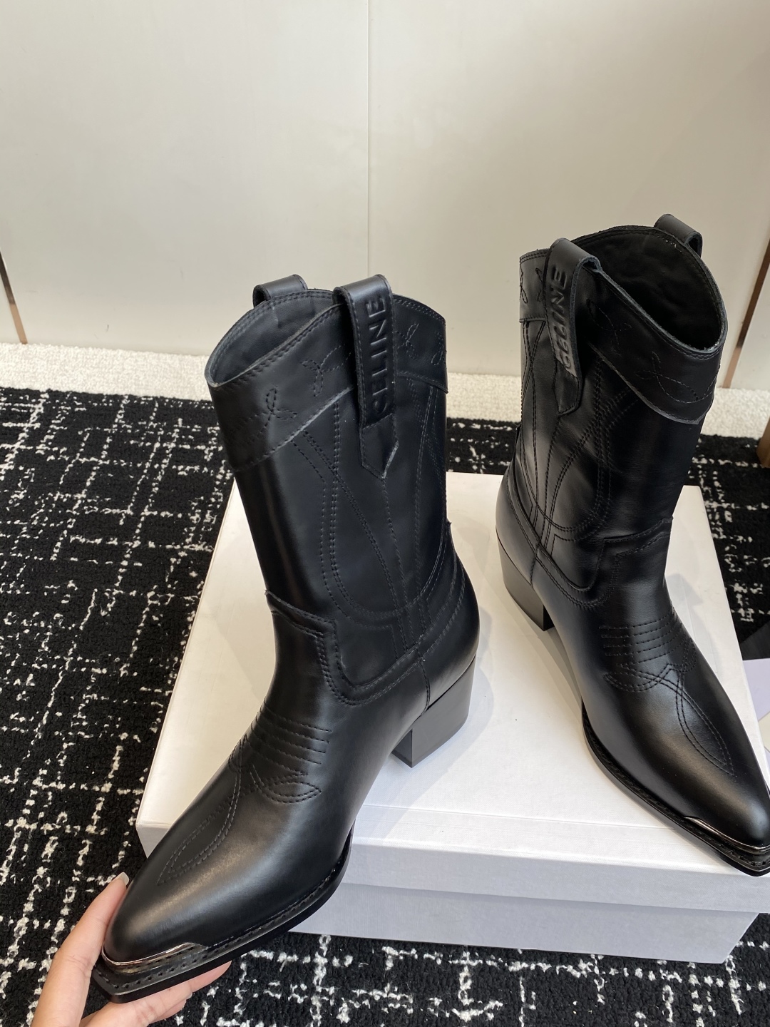 代购级
Celine 赛琳 25ss秋冬新品 复古粗跟 切尔西 尖头 铁扣短靴 

塞琳这一季好看的款式