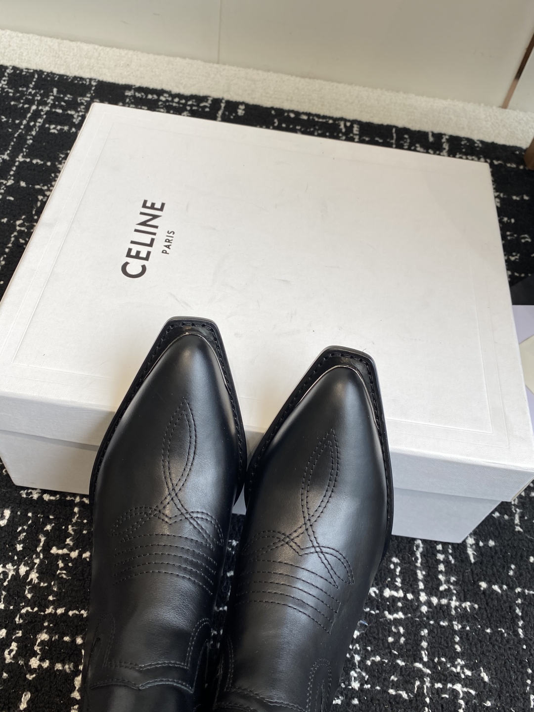 代购级
Celine 赛琳 25ss秋冬新品 复古粗跟 切尔西 尖头 铁扣短靴 

塞琳这一季好看的款式