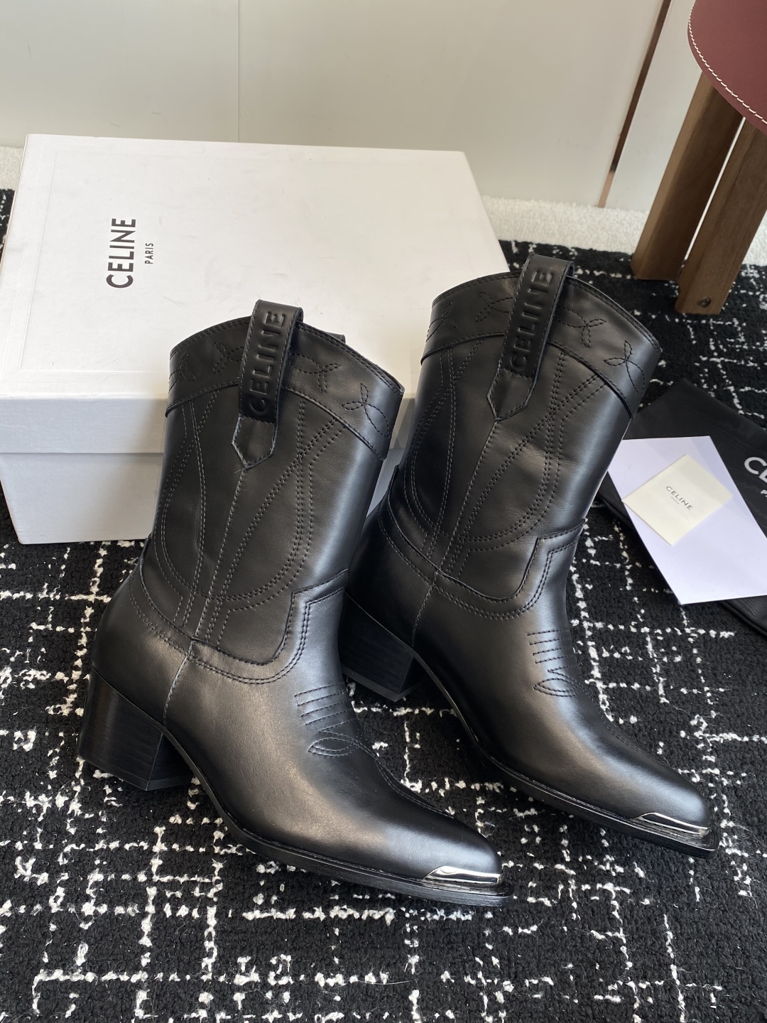 代购级
Celine 赛琳 25ss秋冬新品 复古粗跟 切尔西 尖头 铁扣短靴 

塞琳这一季好看的款式