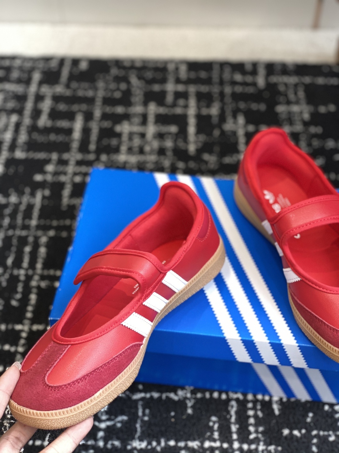 代购级
adidas 阿迪达斯三叶草新款玛丽珍!
捕捉经典与时尚的完美融合,阿迪达斯三叶草新款玛丽珍鞋