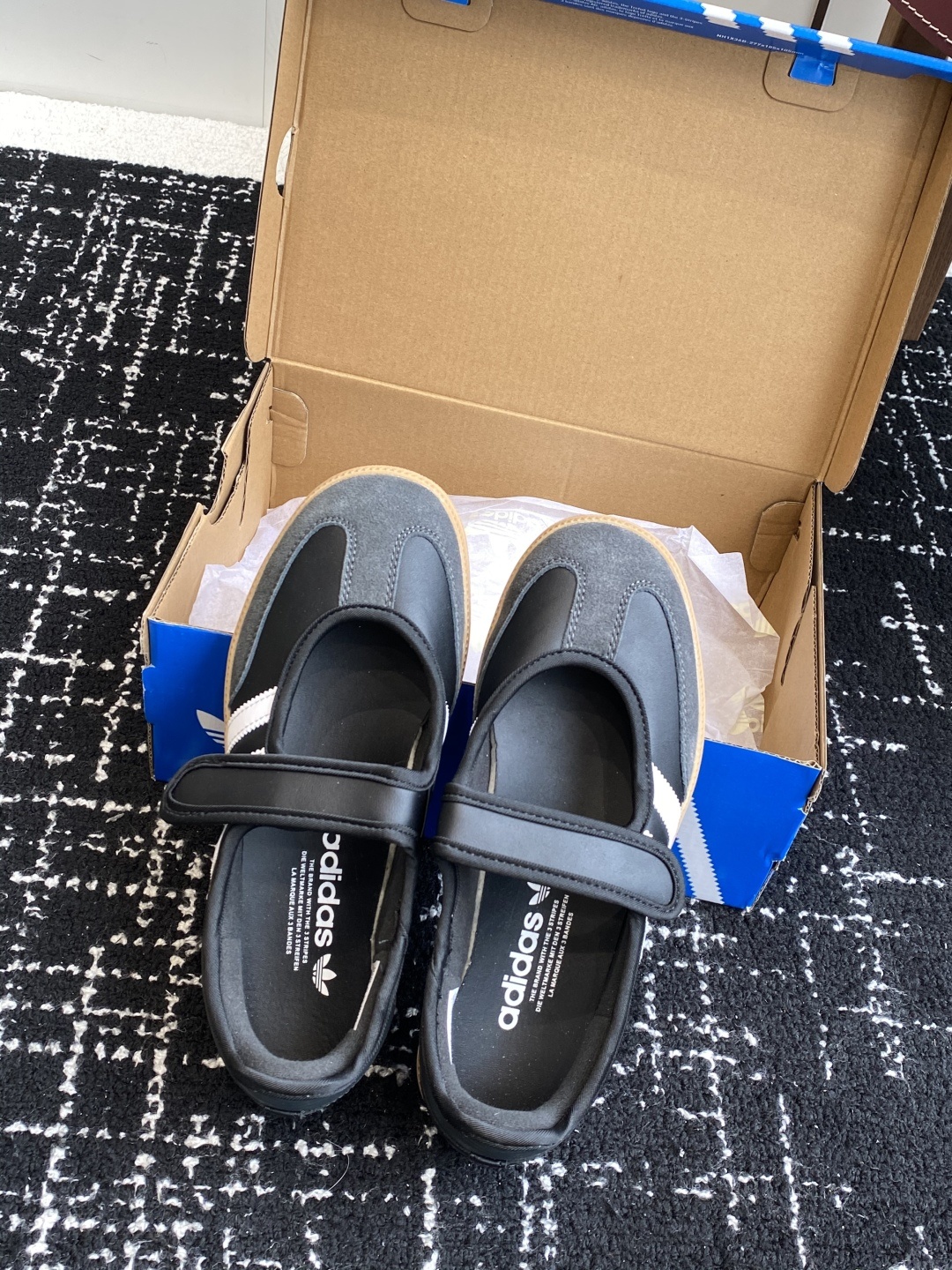 代购级
adidas 阿迪达斯三叶草新款玛丽珍!
捕捉经典与时尚的完美融合,阿迪达斯三叶草新款玛丽珍鞋