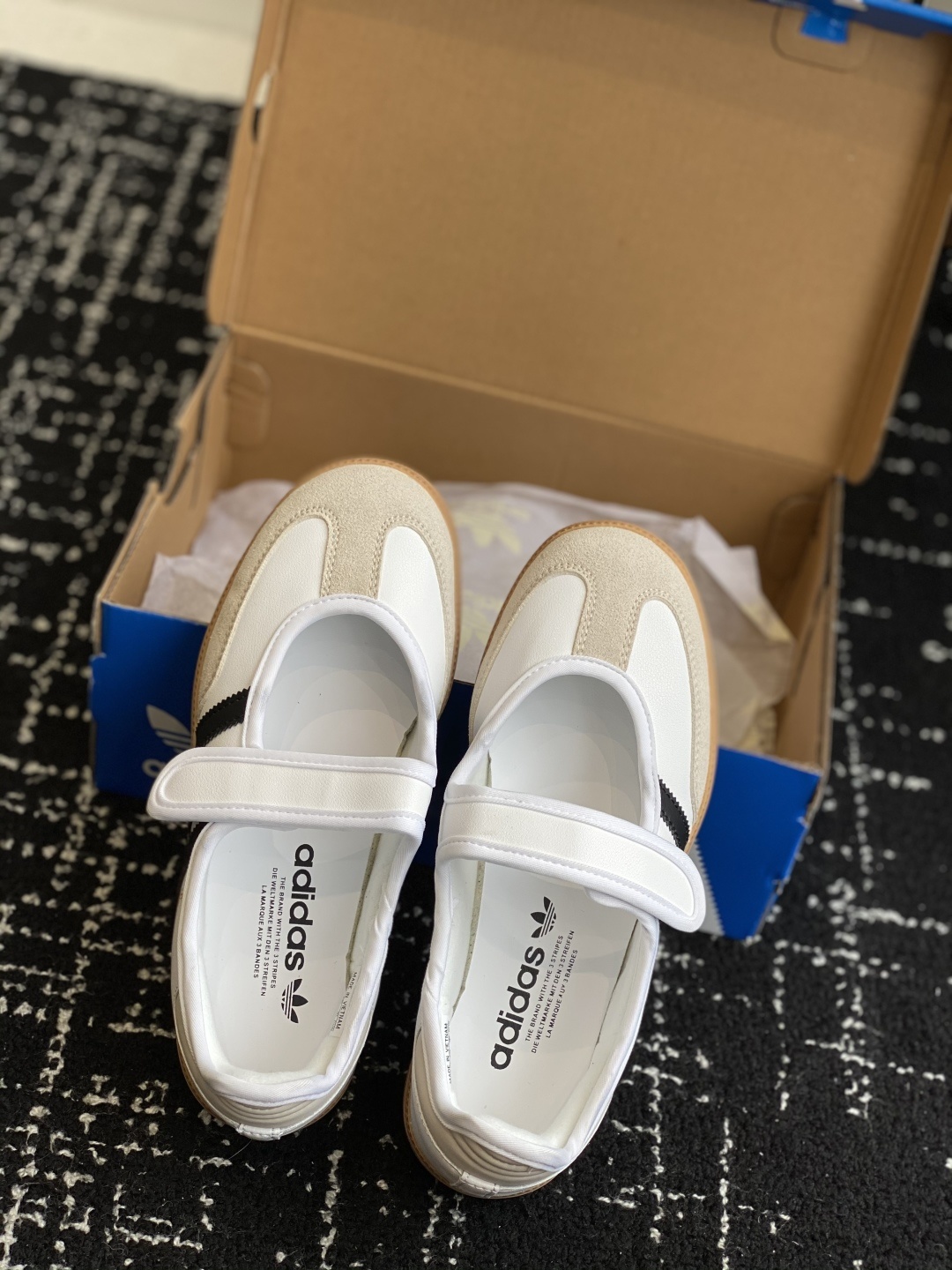 代购级
adidas 阿迪达斯三叶草新款玛丽珍!
捕捉经典与时尚的完美融合,阿迪达斯三叶草新款玛丽珍鞋