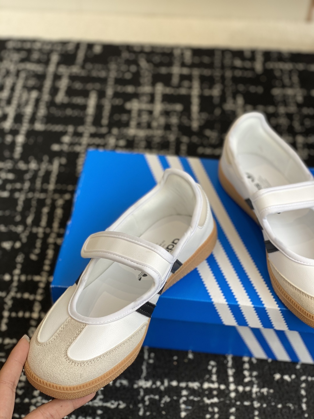 代购级
adidas 阿迪达斯三叶草新款玛丽珍!
捕捉经典与时尚的完美融合,阿迪达斯三叶草新款玛丽珍鞋