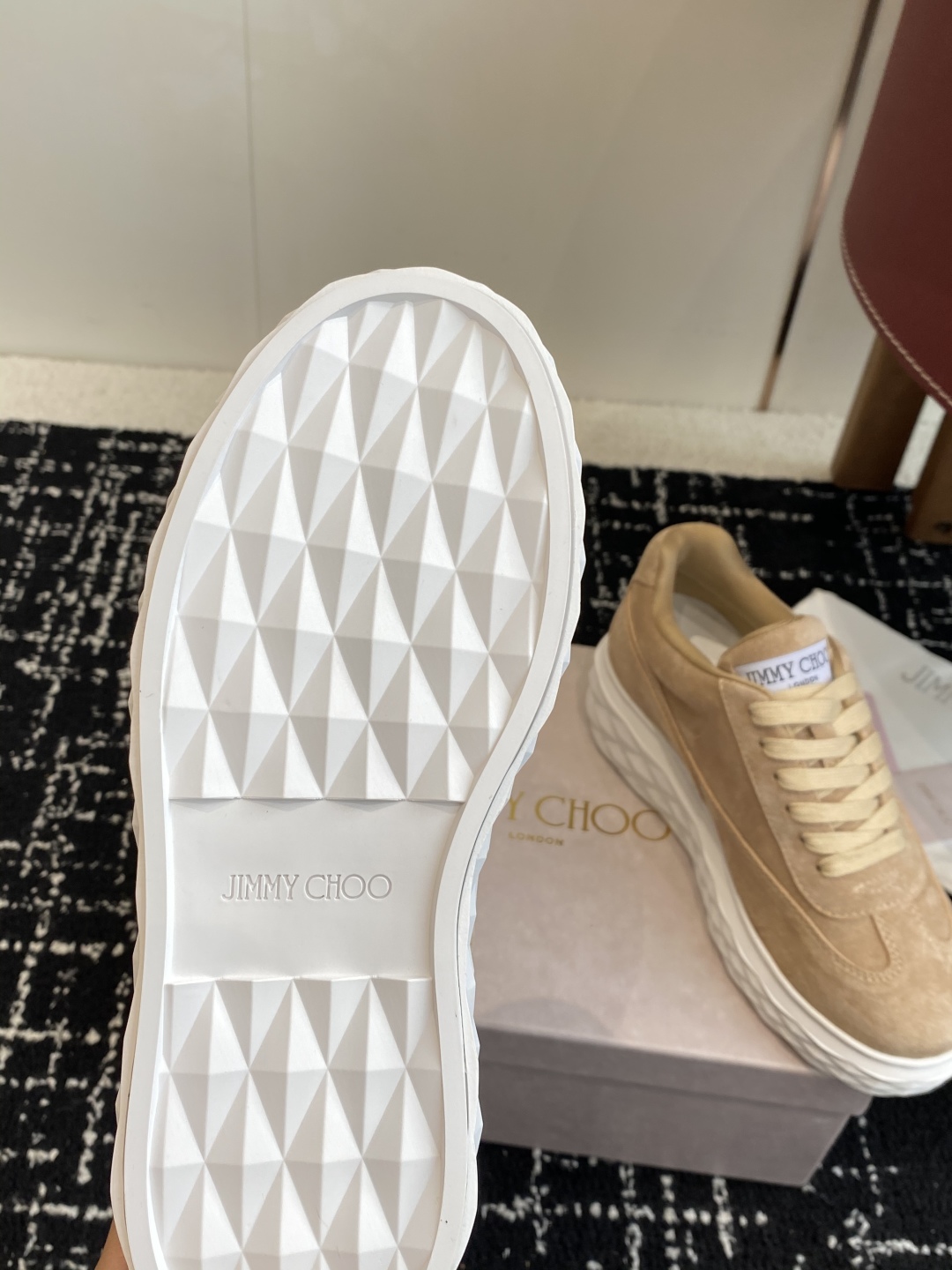 代购级
Jimmy Choo 25ss 最新休闲鞋，专柜主打系列！代购级别！

面料选用原版一致麂皮 进