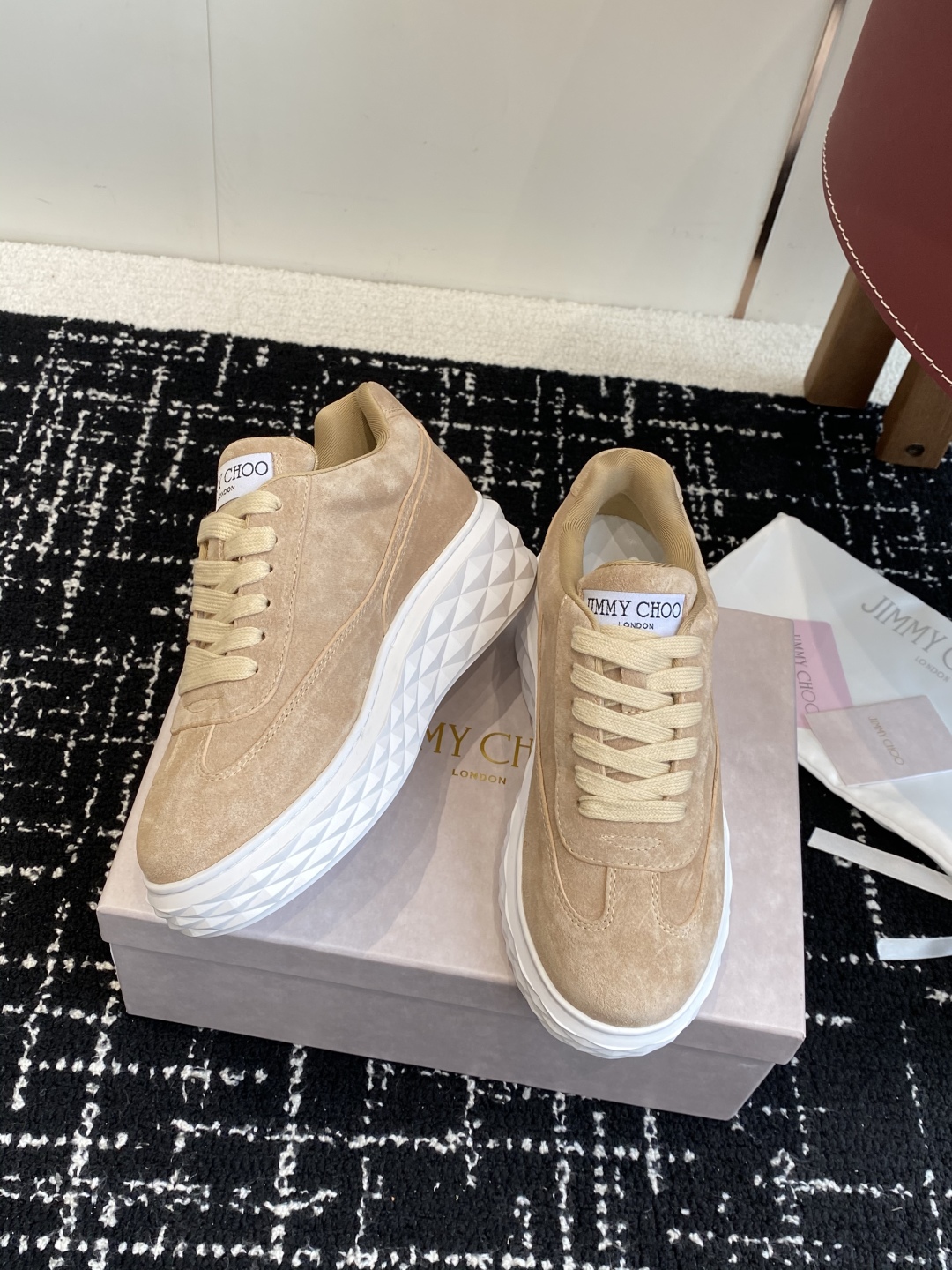 代购级
Jimmy Choo 25ss 最新休闲鞋，专柜主打系列！代购级别！

面料选用原版一致麂皮 进