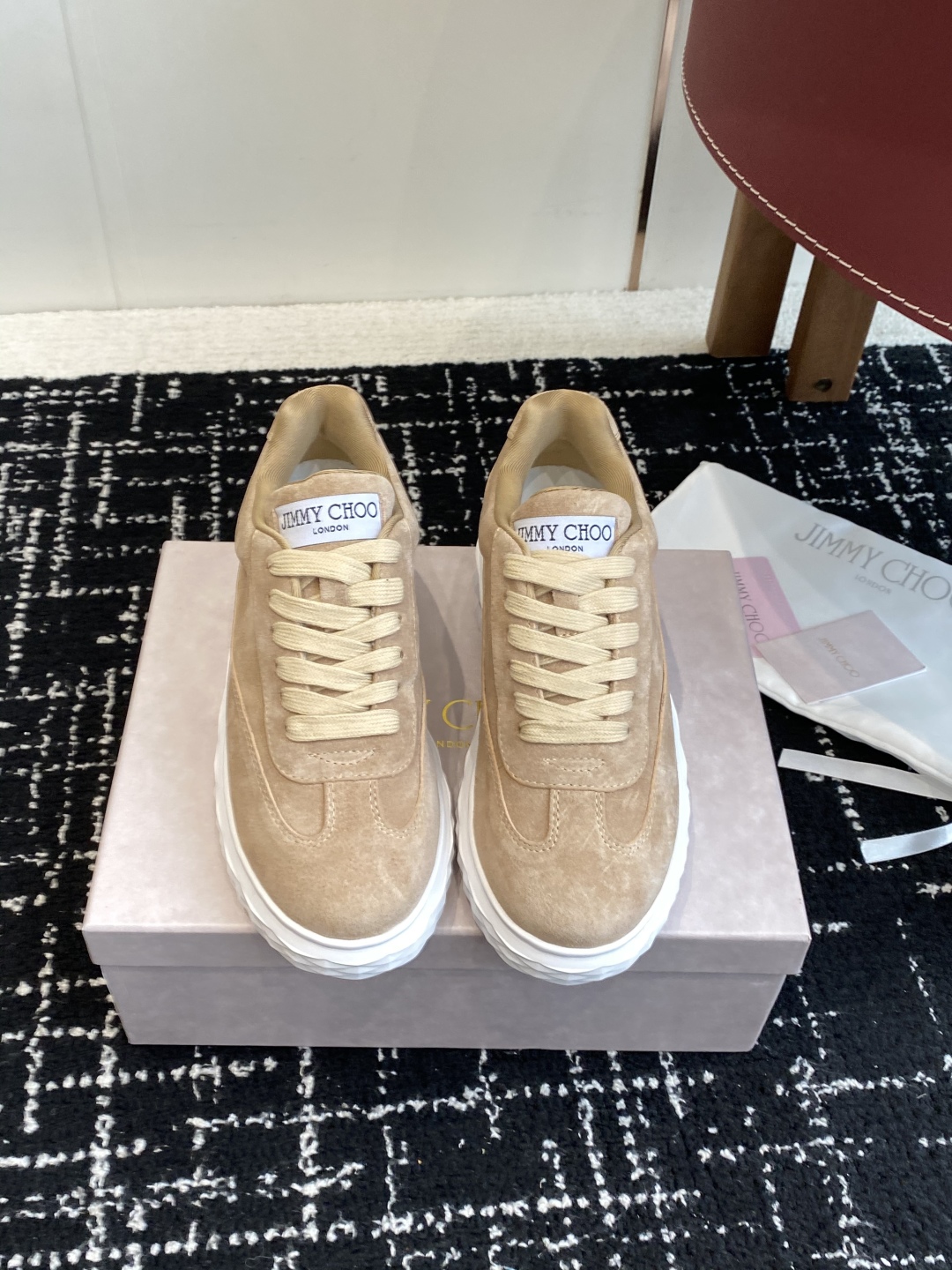 代购级
Jimmy Choo 25ss 最新休闲鞋，专柜主打系列！代购级别！

面料选用原版一致麂皮 进