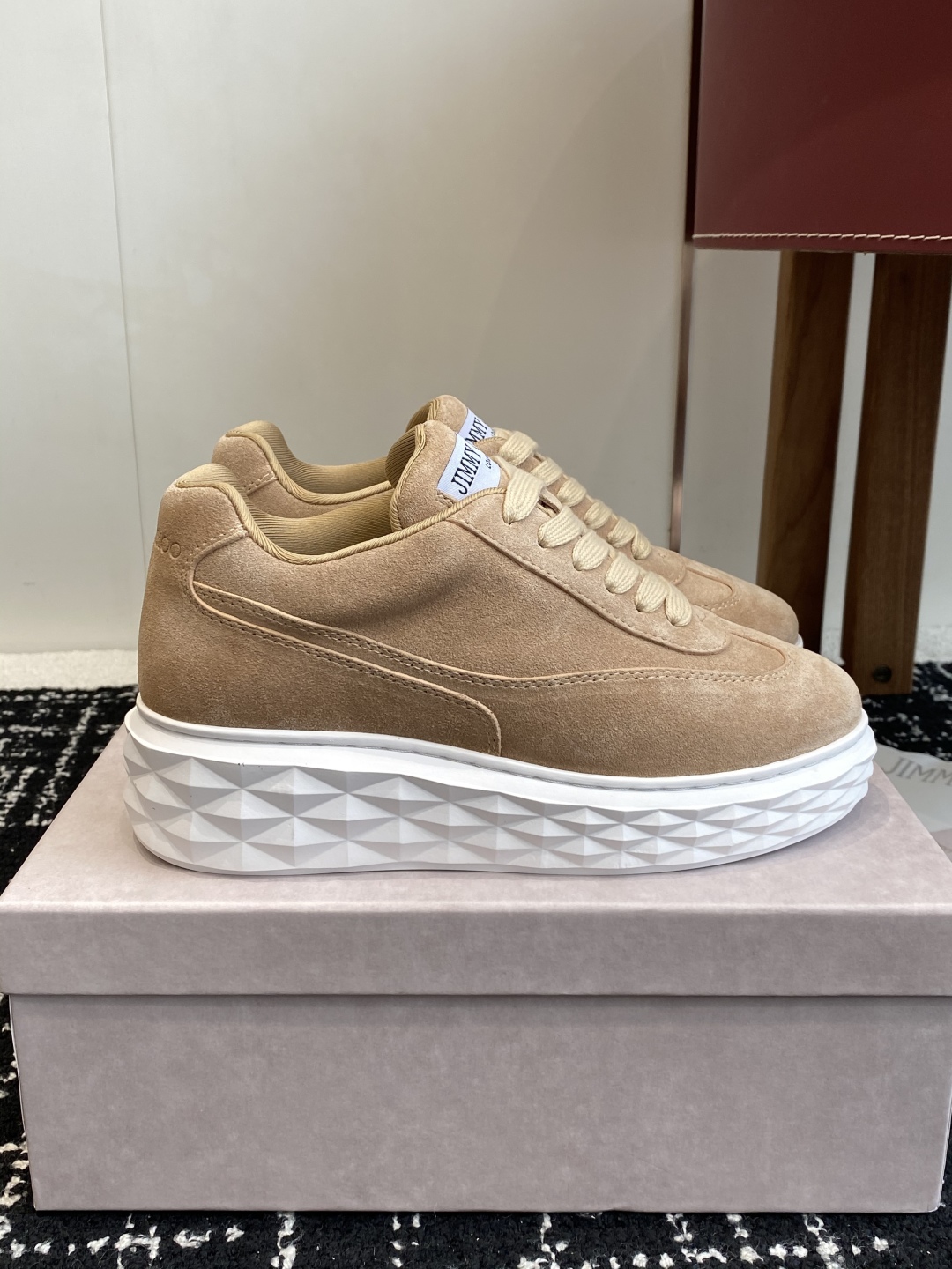 代购级
Jimmy Choo 25ss 最新休闲鞋，专柜主打系列！代购级别！

面料选用原版一致麂皮 进