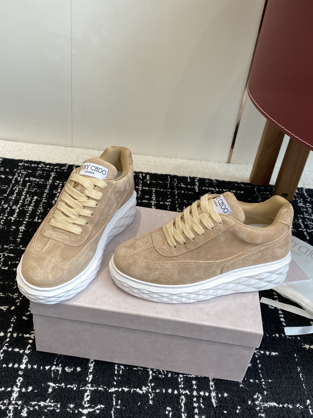 代购级
Jimmy Choo 25ss 最新休闲鞋，专柜主打系列！代购级别！

面料选用原版一致麂皮 进
