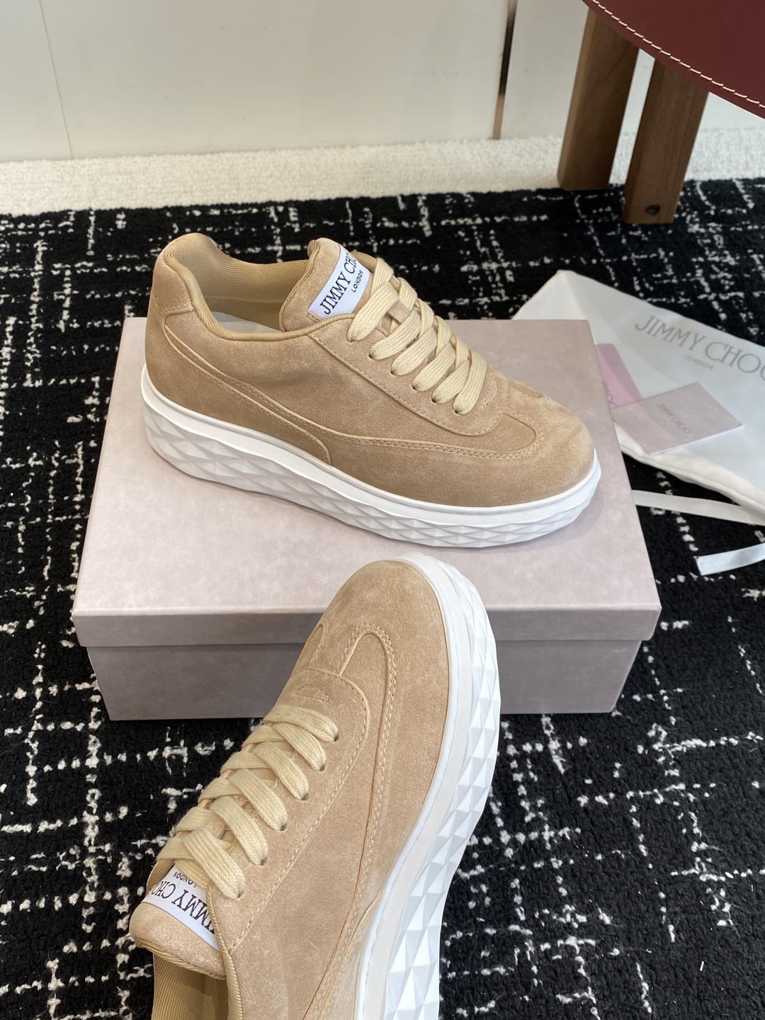 代购级
Jimmy Choo 25ss 最新休闲鞋，专柜主打系列！代购级别！

面料选用原版一致麂皮 进
