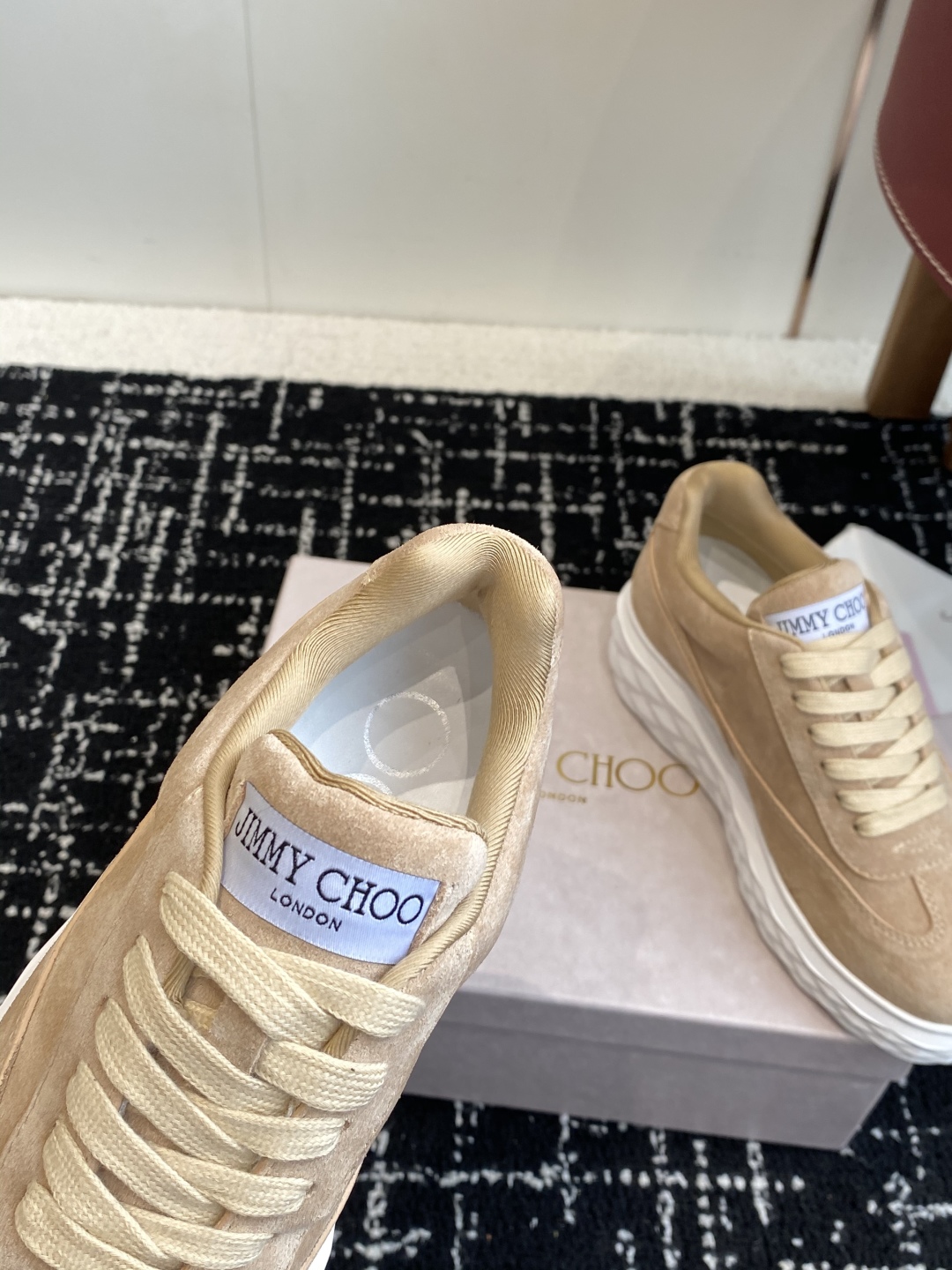 代购级
Jimmy Choo 25ss 最新休闲鞋，专柜主打系列！代购级别！

面料选用原版一致麂皮 进