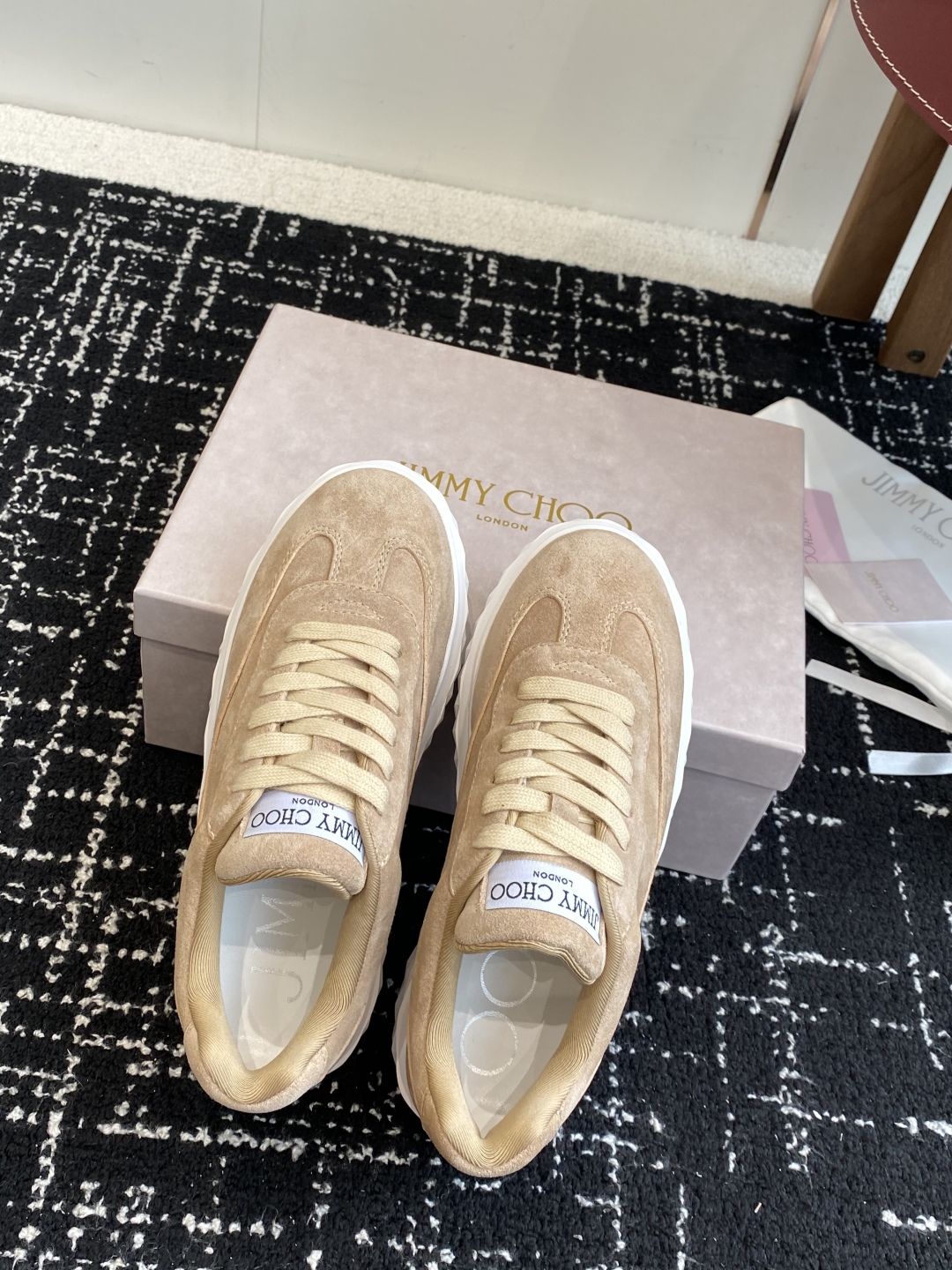 代购级
Jimmy Choo 25ss 最新休闲鞋，专柜主打系列！代购级别！

面料选用原版一致麂皮 进