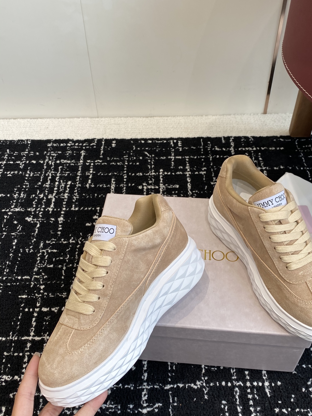 代购级
Jimmy Choo 25ss 最新休闲鞋，专柜主打系列！代购级别！

面料选用原版一致麂皮 进