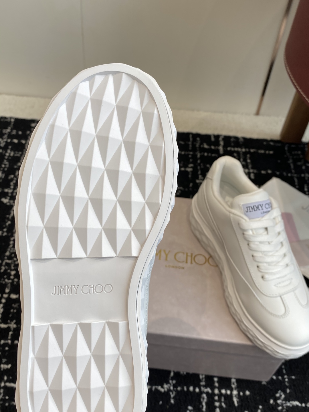 代购级
Jimmy Choo 25ss 最新休闲鞋，专柜主打系列！代购级别！

面料选用原版一致麂皮 进