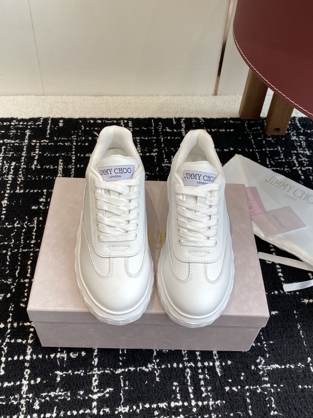代购级
Jimmy Choo 25ss 最新休闲鞋，专柜主打系列！代购级别！

面料选用原版一致麂皮 进