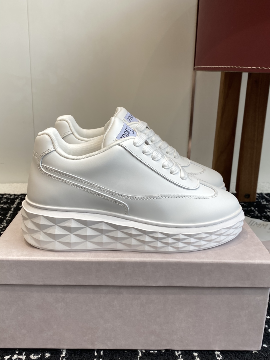 代购级
Jimmy Choo 25ss 最新休闲鞋，专柜主打系列！代购级别！

面料选用原版一致麂皮 进