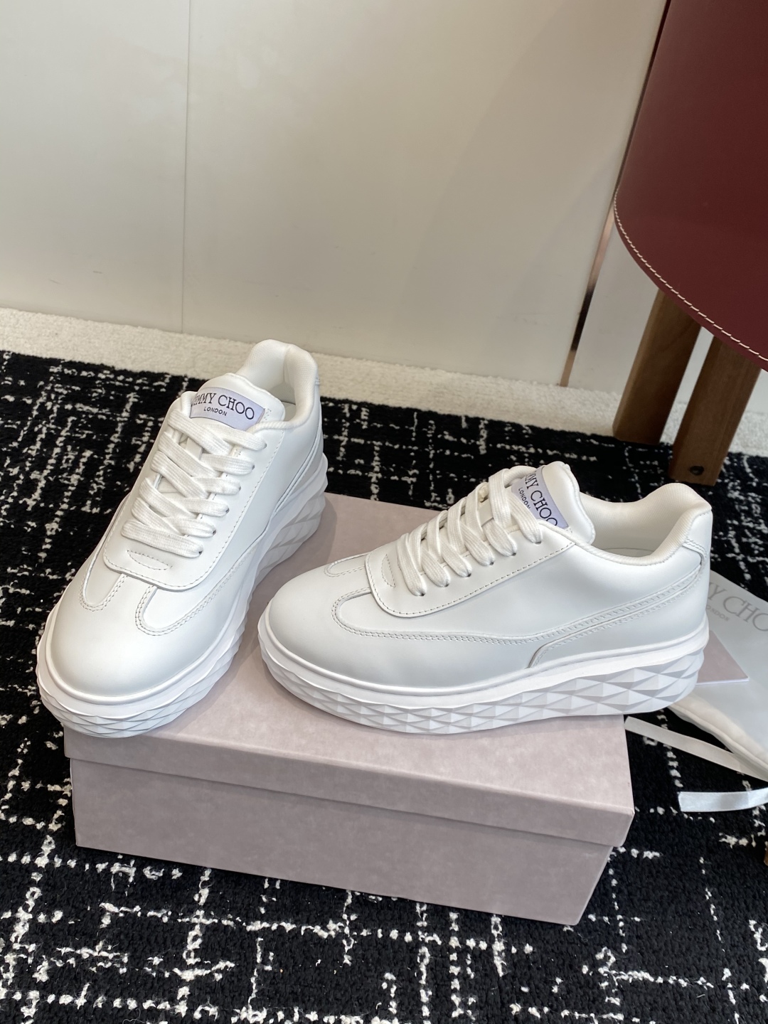 代购级
Jimmy Choo 25ss 最新休闲鞋，专柜主打系列！代购级别！

面料选用原版一致麂皮 进