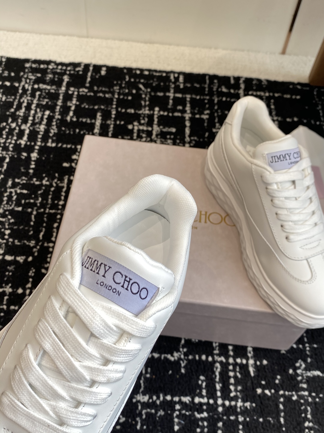 代购级
Jimmy Choo 25ss 最新休闲鞋，专柜主打系列！代购级别！

面料选用原版一致麂皮 进