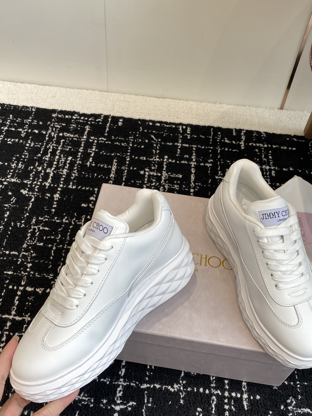代购级
Jimmy Choo 25ss 最新休闲鞋，专柜主打系列！代购级别！

面料选用原版一致麂皮 进