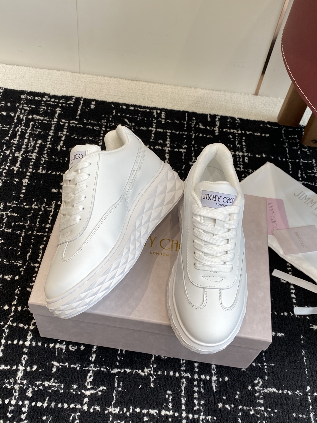 代购级
Jimmy Choo 25ss 最新休闲鞋，专柜主打系列！代购级别！

面料选用原版一致麂皮 进