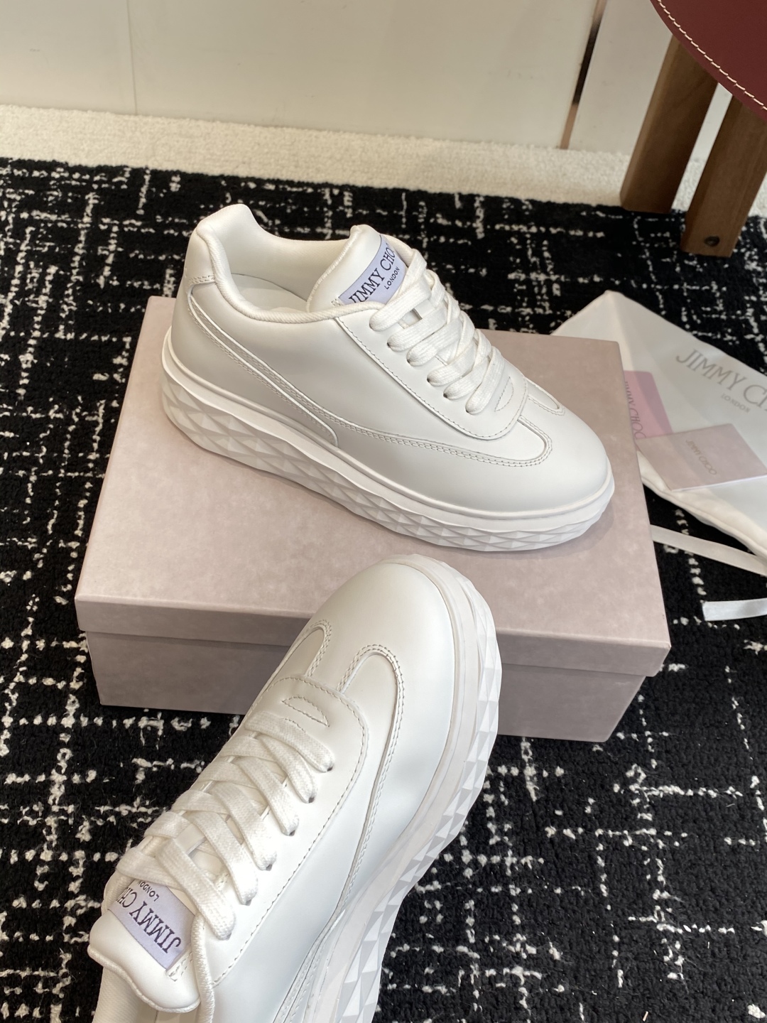 代购级
Jimmy Choo 25ss 最新休闲鞋，专柜主打系列！代购级别！

面料选用原版一致麂皮 进