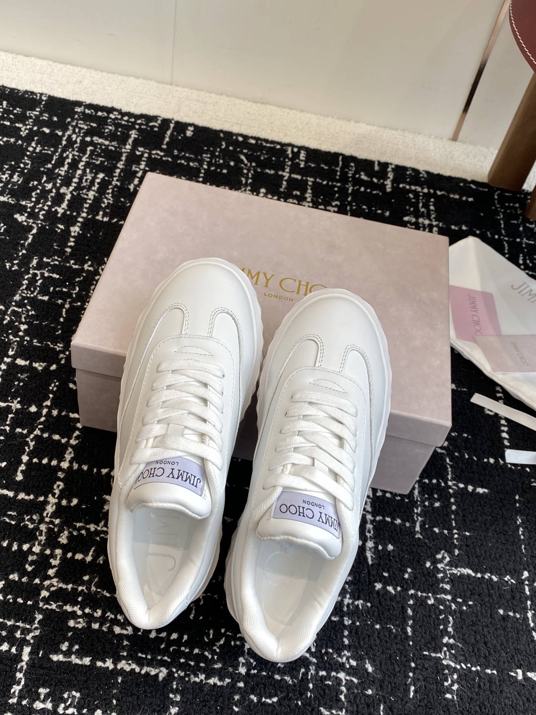 代购级
Jimmy Choo 25ss 最新休闲鞋，专柜主打系列！代购级别！

面料选用原版一致麂皮 进
