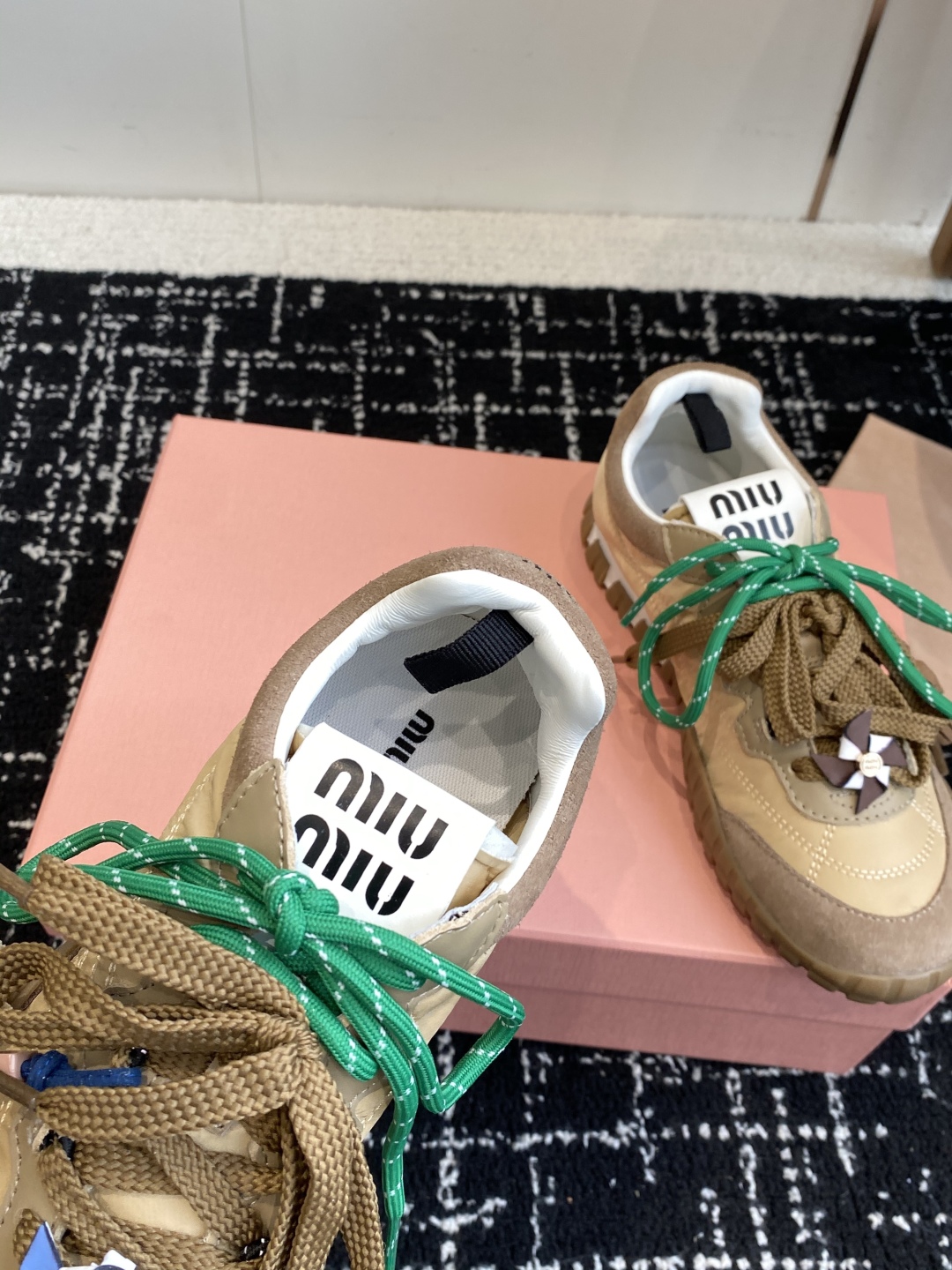 代购级MiuMiu 缪缪 25ss 春夏新款 饼干鞋 阿甘鞋休闲运动鞋
miumiu最新爆款 前卫大胆的