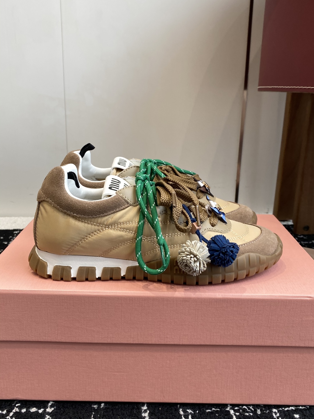 代购级MiuMiu 缪缪 25ss 春夏新款 饼干鞋 阿甘鞋休闲运动鞋
miumiu最新爆款 前卫大胆的