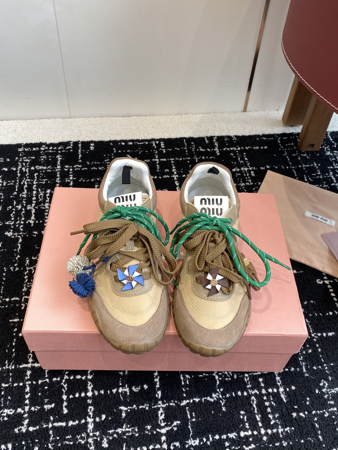 代购级MiuMiu 缪缪 25ss 春夏新款 饼干鞋 阿甘鞋休闲运动鞋
miumiu最新爆款 前卫大胆的