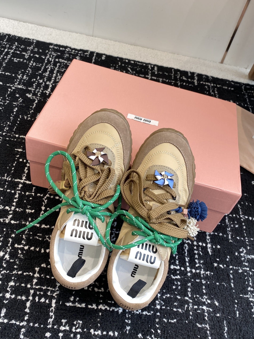 代购级MiuMiu 缪缪 25ss 春夏新款 饼干鞋 阿甘鞋休闲运动鞋
miumiu最新爆款 前卫大胆的