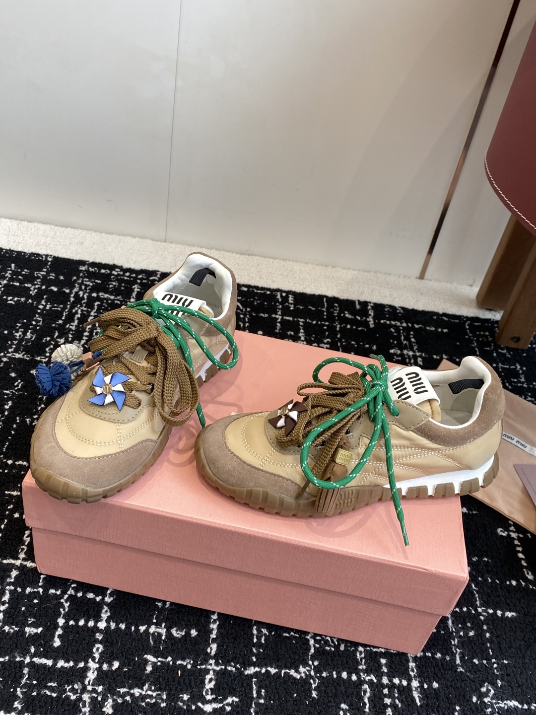 代购级MiuMiu 缪缪 25ss 春夏新款 饼干鞋 阿甘鞋休闲运动鞋
miumiu最新爆款 前卫大胆的