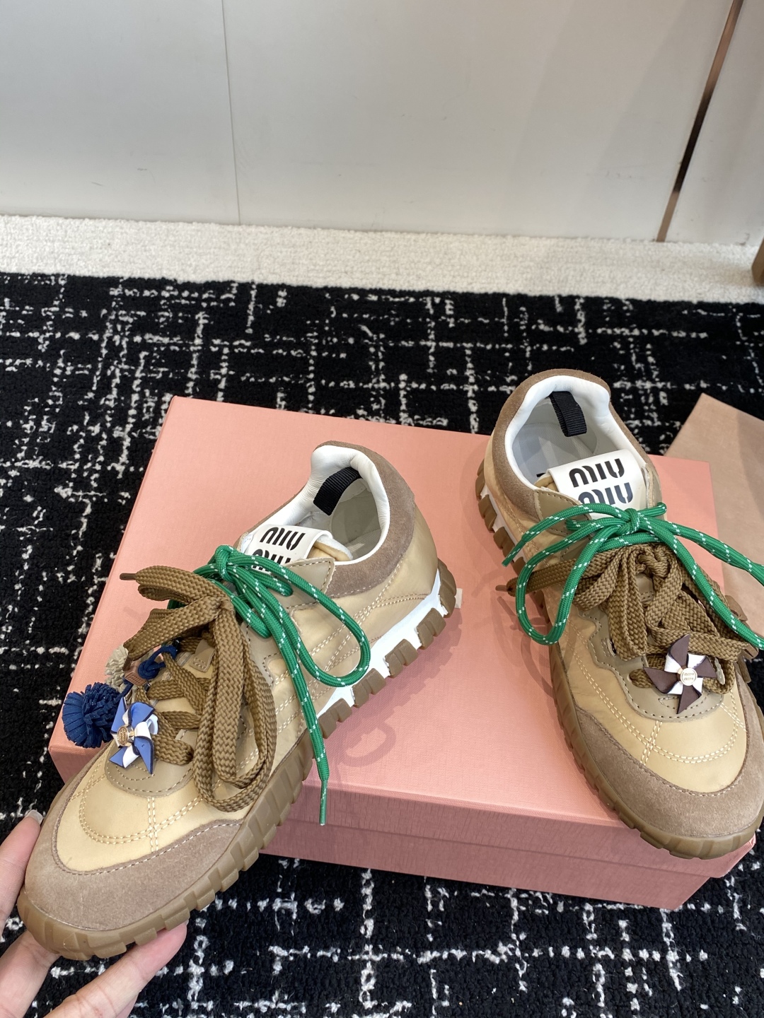 代购级MiuMiu 缪缪 25ss 春夏新款 饼干鞋 阿甘鞋休闲运动鞋
miumiu最新爆款 前卫大胆的