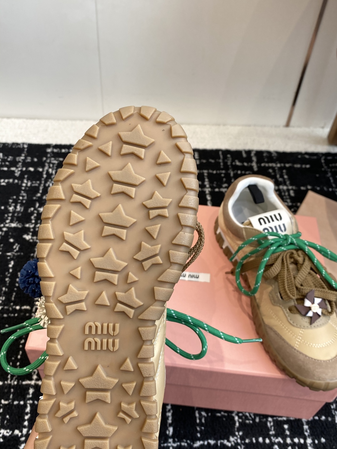 代购级MiuMiu 缪缪 25ss 春夏新款 饼干鞋 阿甘鞋休闲运动鞋
miumiu最新爆款 前卫大胆的