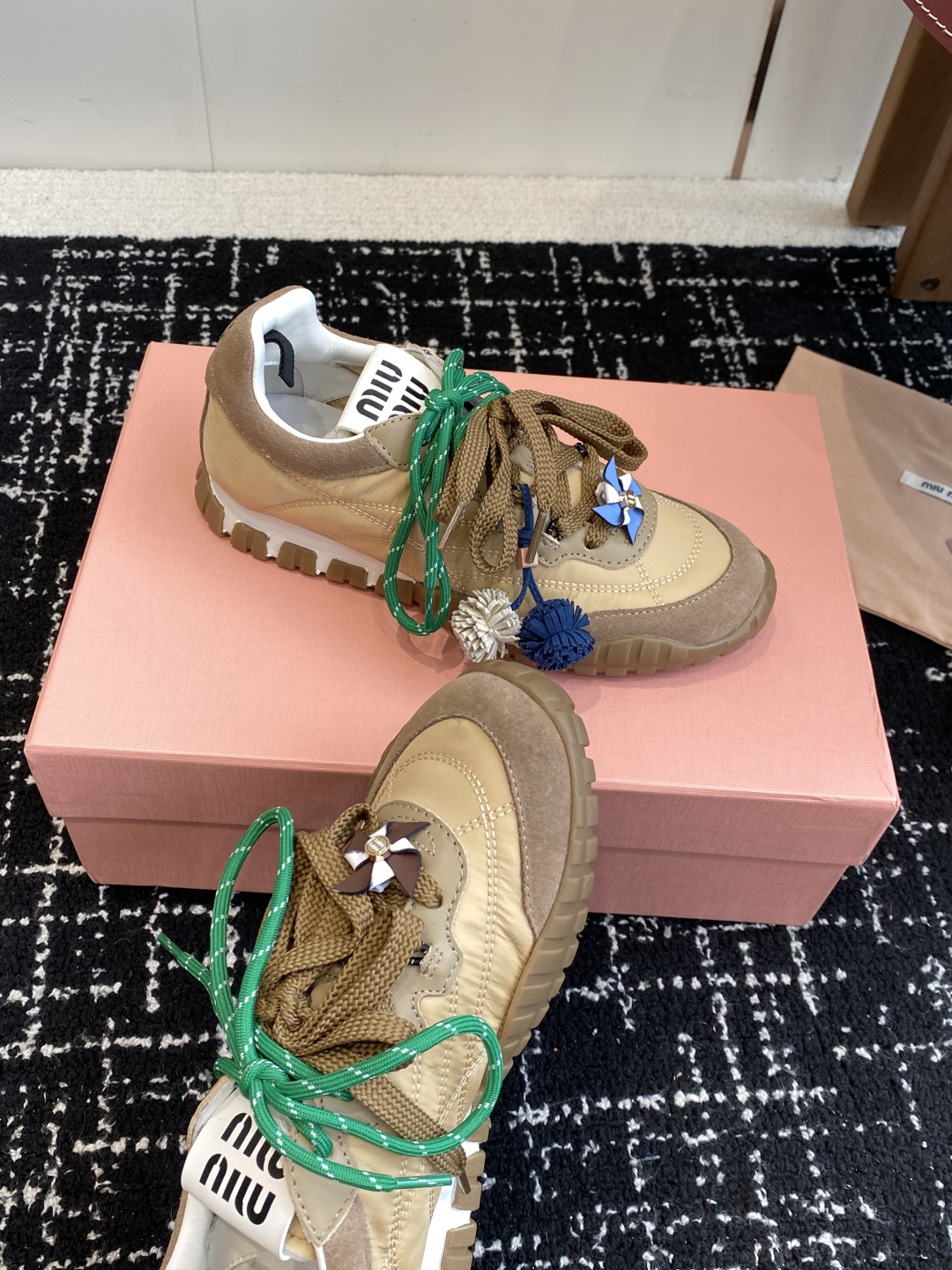 代购级MiuMiu 缪缪 25ss 春夏新款 饼干鞋 阿甘鞋休闲运动鞋
miumiu最新爆款 前卫大胆的