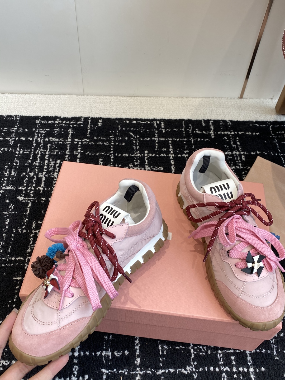 代购级MiuMiu 缪缪 25ss 春夏新款 饼干鞋 阿甘鞋休闲运动鞋
miumiu最新爆款 前卫大胆的