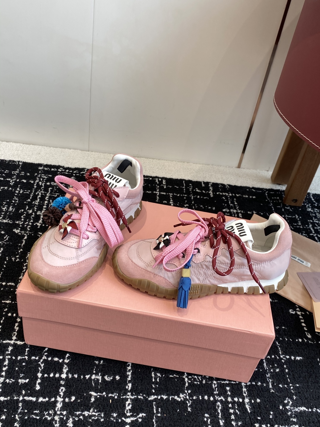代购级MiuMiu 缪缪 25ss 春夏新款 饼干鞋 阿甘鞋休闲运动鞋
miumiu最新爆款 前卫大胆的