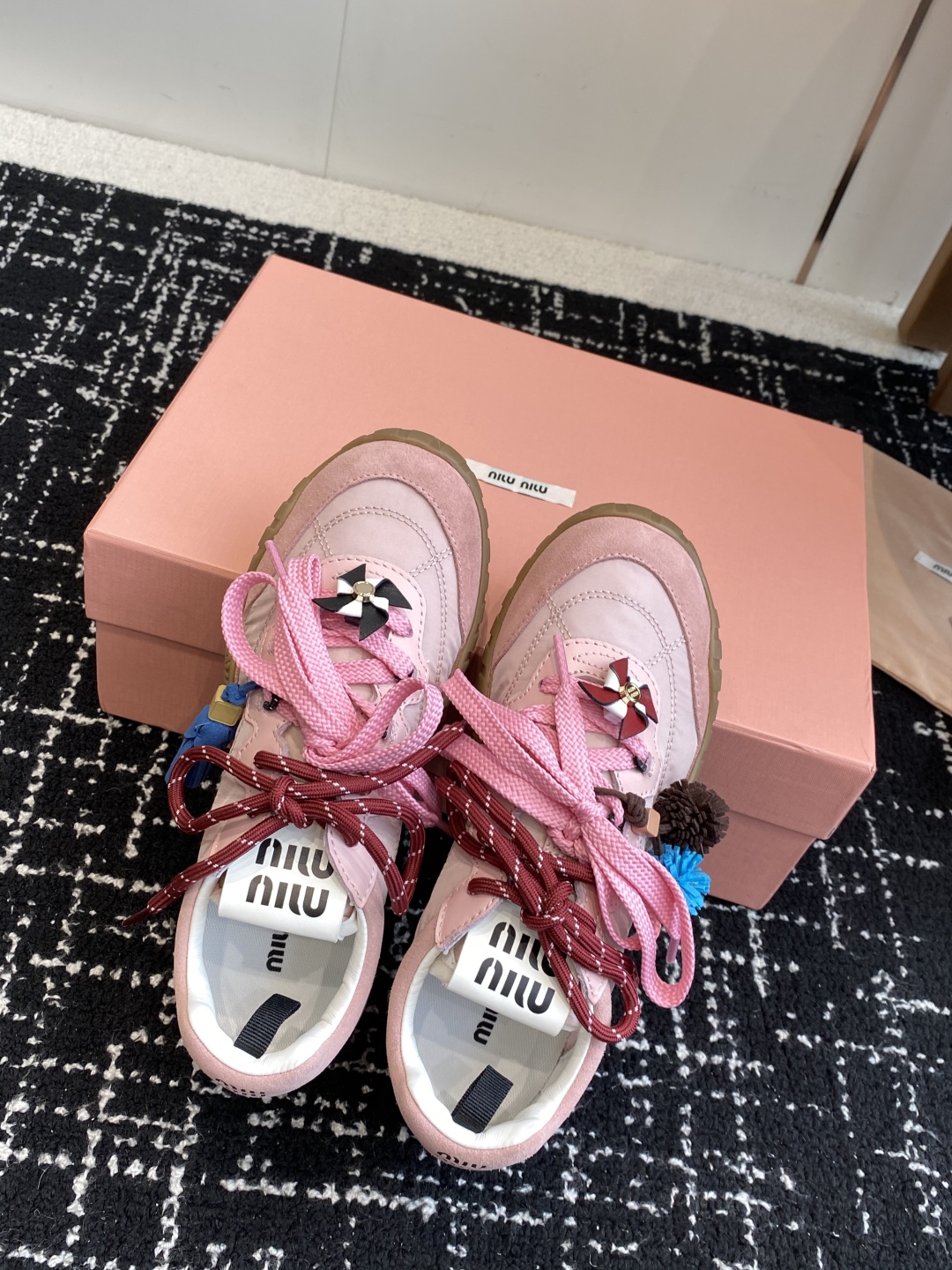 代购级MiuMiu 缪缪 25ss 春夏新款 饼干鞋 阿甘鞋休闲运动鞋
miumiu最新爆款 前卫大胆的