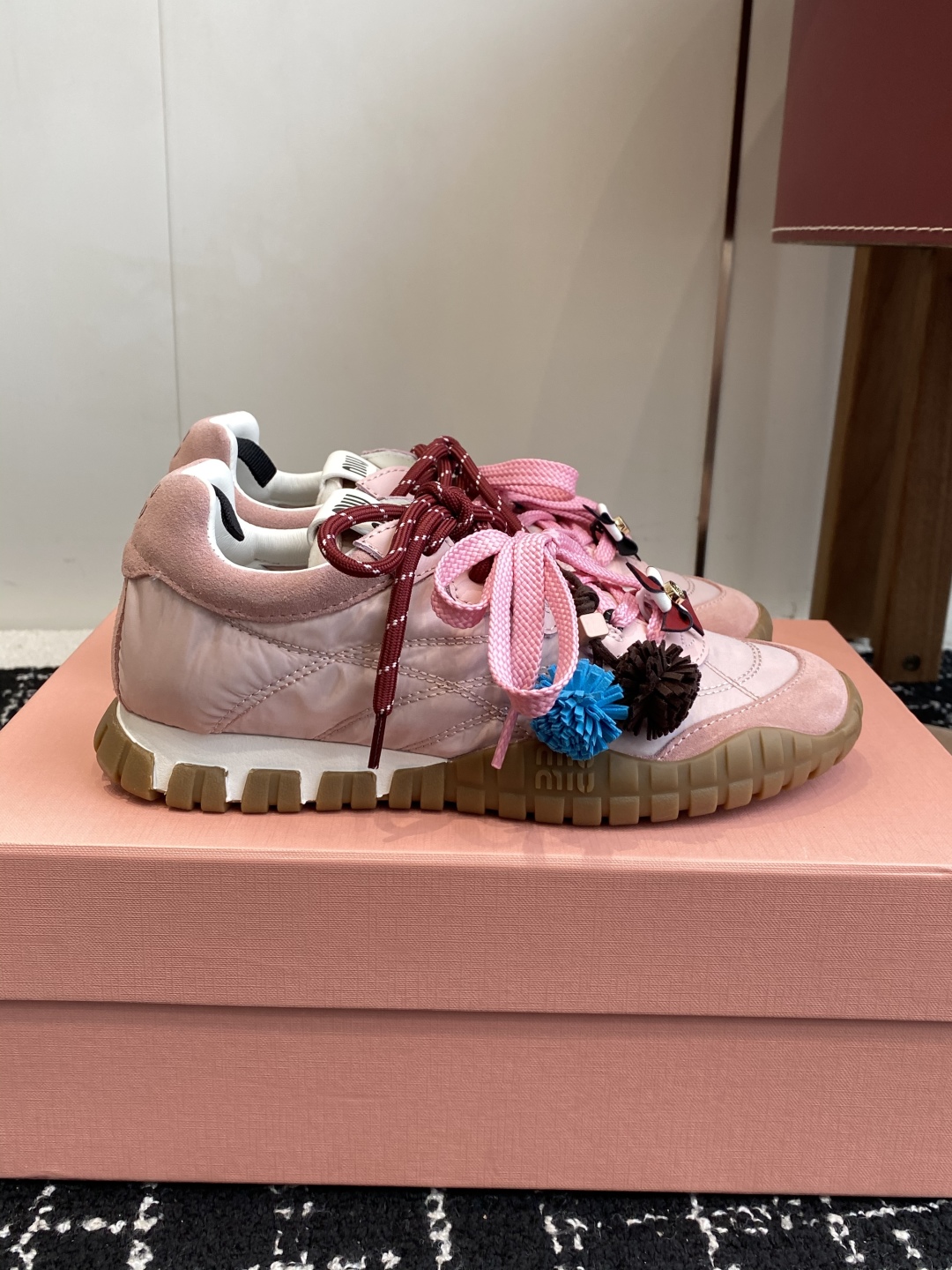 代购级MiuMiu 缪缪 25ss 春夏新款 饼干鞋 阿甘鞋休闲运动鞋
miumiu最新爆款 前卫大胆的