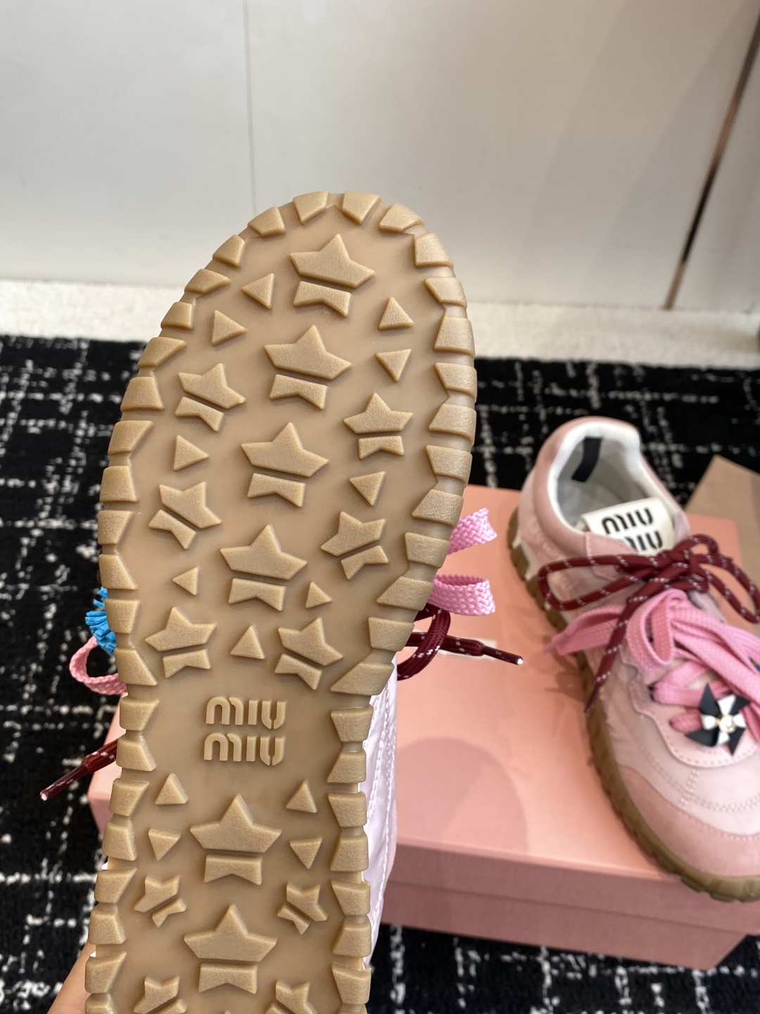 代购级MiuMiu 缪缪 25ss 春夏新款 饼干鞋 阿甘鞋休闲运动鞋
miumiu最新爆款 前卫大胆的